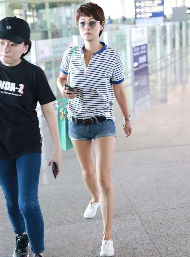 馬伊琍帶女兒現身機場，姐妹倆穿著時髦亮眼，「小鳥腿」太過搶鏡 娛樂八卦吃瓜 第7张