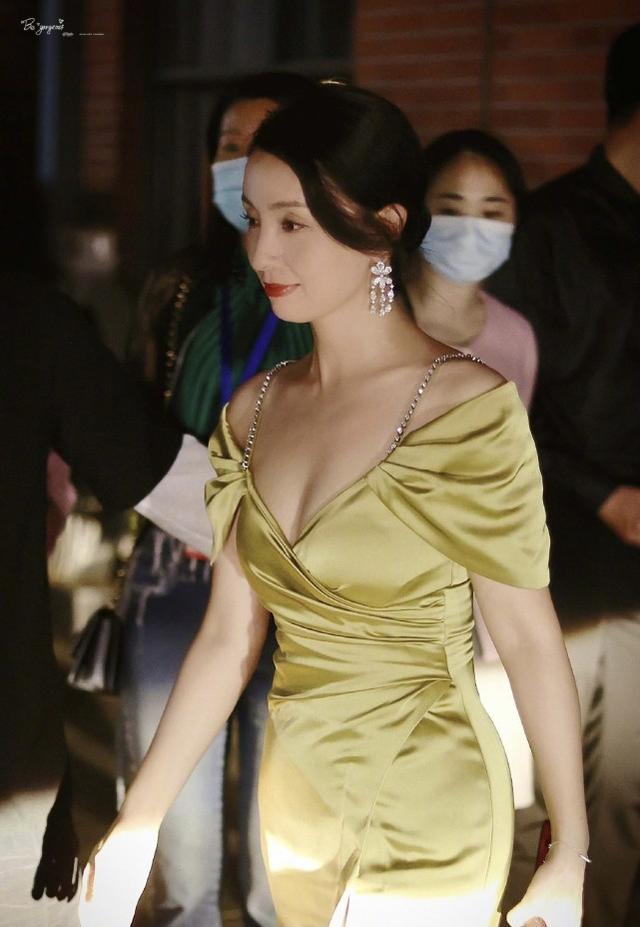 陶虹哪像50歲？穿禮服出街被人群簇擁，「家庭主婦」也很美 娛樂八卦吃瓜 第4张
