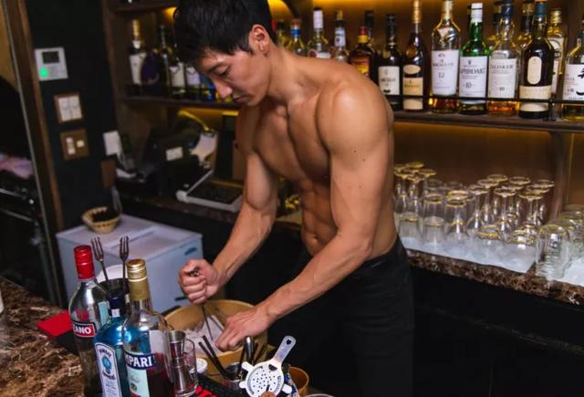 日本肌肉男開了家寫真素材網，畫風簡直太搞笑了 健身減肥達人 第5张