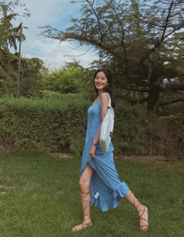 楊采鈺不愧「文藝女神」！穿藍色連衣裙穿出法式高級感，時髦味濃 娛樂八卦吃瓜 第2张