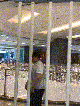 笑死我了，姑娘，你是第一次坐電瓶車吧，這個坐姿不覺得尷尬嗎 搞笑整蠱 第21张