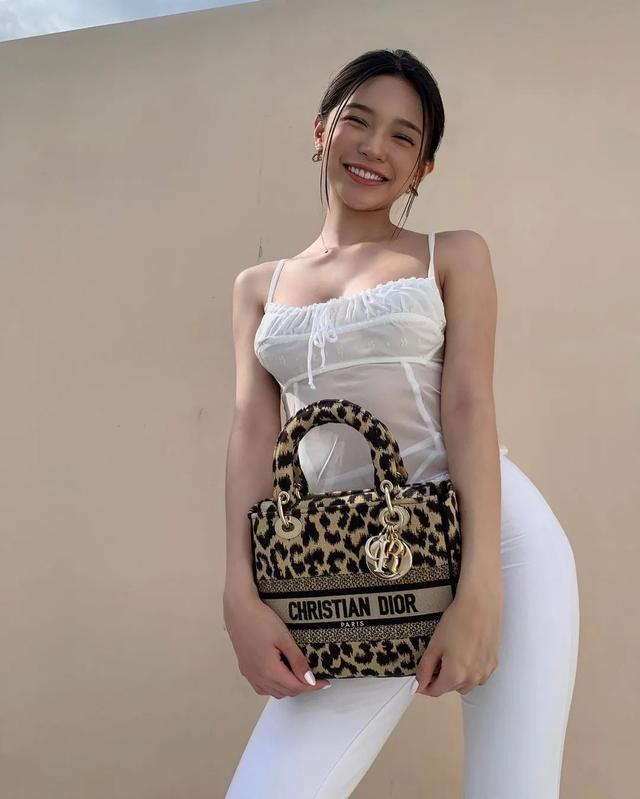 杜蕾斯又搞事情！22歲女模身材火辣，「人間尤物」不過如此 街拍正妹 第8张