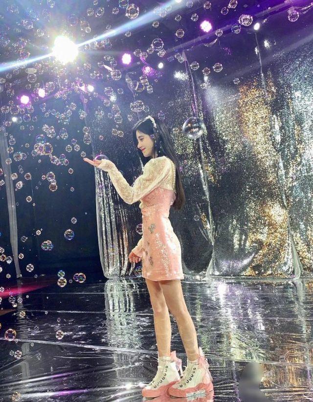 鞠婧禕宛如仙女下凡！粉色短裙配蕾絲襯衫秀「漫畫腿」，美到發光 娛樂八卦吃瓜 第3张