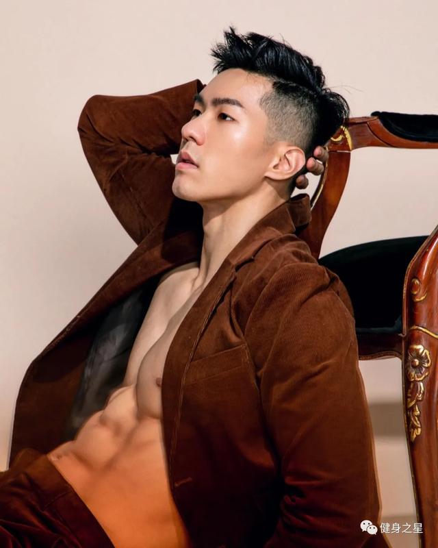 擼鐵5年蛻變肌肉型男，腹肌人魚線撩妹無數，健身果然是把整容刀 健身減肥達人 第15张