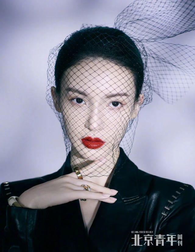 金晨封面大片曝光，復古穿搭配精美紅唇妝容，不愧「氣質美女」 娛樂八卦吃瓜 第4张