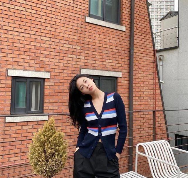 金雪炫身材比例好！穿基礎款單品也能美成畫報，不愧「名品身材」 娛樂八卦吃瓜 第3张
