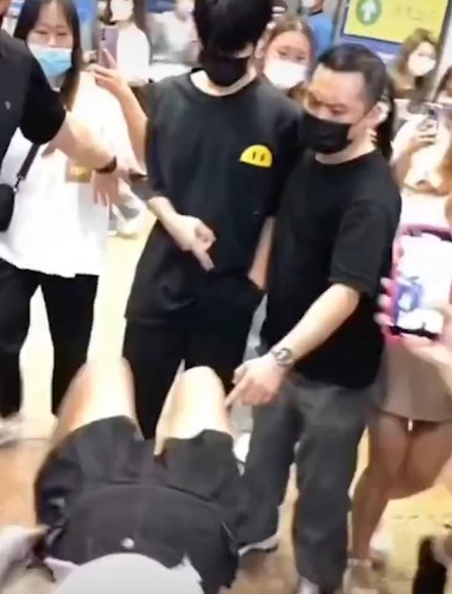 接機現場女生被絆倒，18歲男星神情冷淡引爭議：私生飯該不該扶？ 娛樂八卦吃瓜 第5张