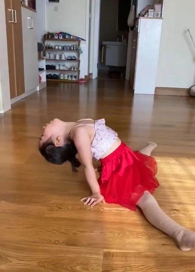 董璇曬女兒跳舞視頻，4歲小酒窩自編自導兒童舞，一字馬太有范 娛樂八卦吃瓜 第3张