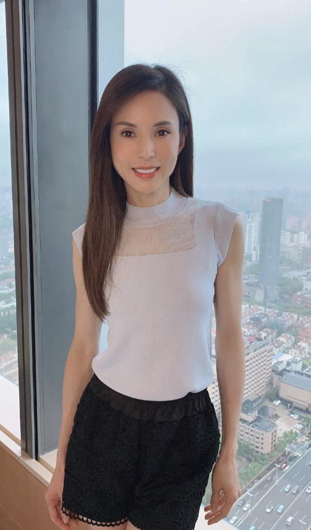 53歲李若彤身材保持太好！身穿背心搭黑色長裙，造型簡約不失個性 娛樂八卦吃瓜 第5张