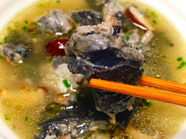 不管是燉土雞還是燉烏雞，牢記「2放3不放」，雞湯鮮美不膩更好喝 熱愛美食 第2张