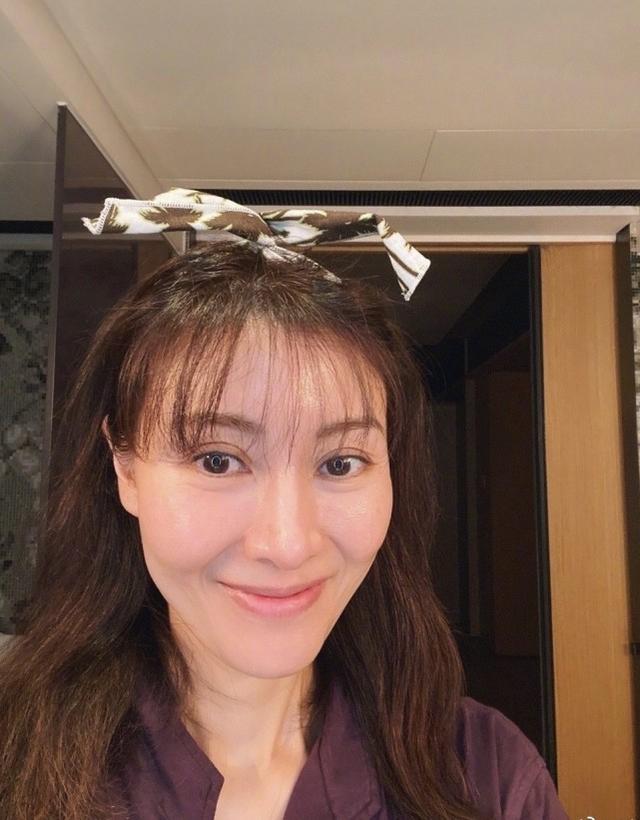 高顏值李嘉欣太自信！曬本人素顏自拍照，網友：史上最丑的一張 娛樂八卦吃瓜 第1张