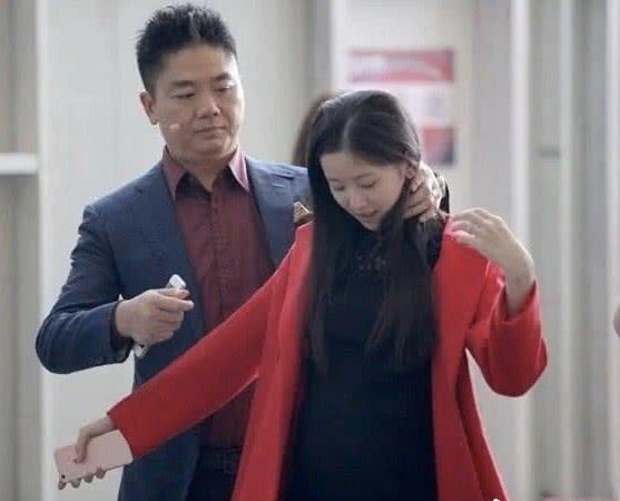 劉強東老婆章澤天還是學霸？和劍橋同學合影太出眾，笑容甜美治癒 娛樂八卦吃瓜 第8张