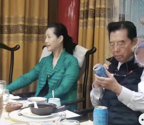 李雙江夢鴿罕見合體露面，參加友人葬禮表情沉重，兒子仍舊未露面 娛樂八卦吃瓜 第4张