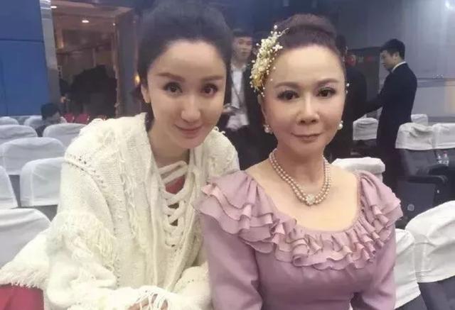 一年痛失兩位至親，從萬人捧到萬人踩，春晚常青樹蔡明現狀堪憂？ 娛樂八卦吃瓜 第2张