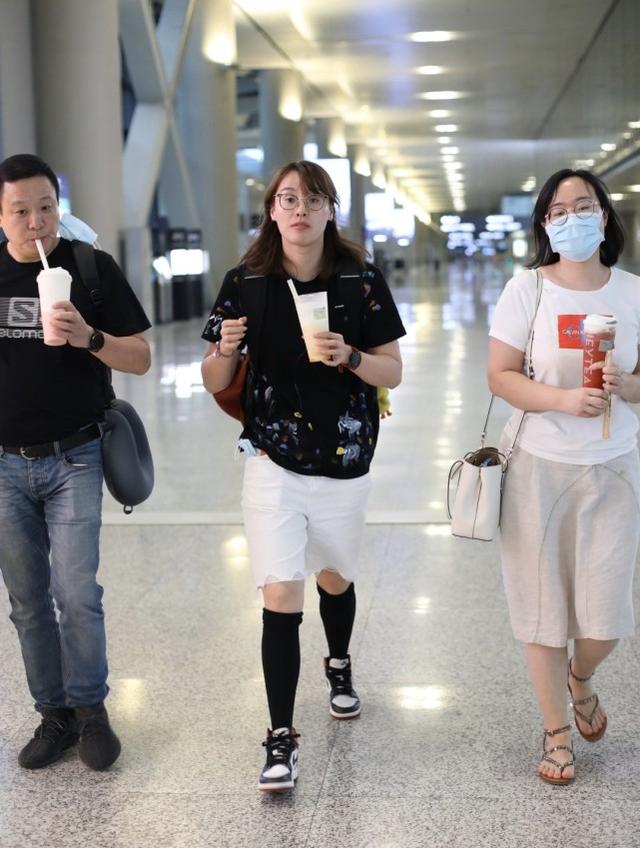 傅園慧一家合體現身，三口人邊走邊喝奶茶太可愛，網友：吃貨實錘 娛樂八卦吃瓜 第1张
