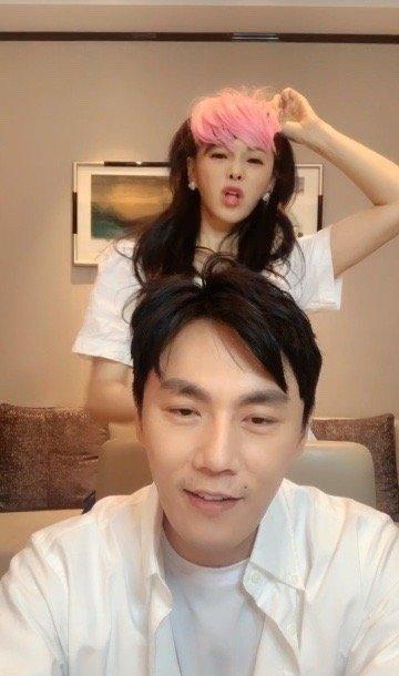 伊能靜秦昊同框秀恩愛，兩人戴假劉海太搞怪，相差10歲卻沒年齡差 娛樂八卦吃瓜 第2张