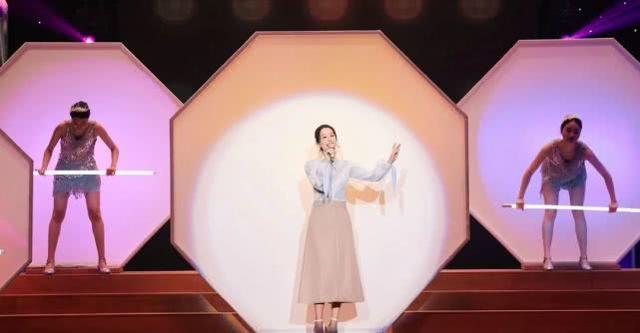 海清參加直播活動，淡藍襯衫配長裙氣質優雅迷人，人美歌甜不像42 娛樂八卦吃瓜 第6张