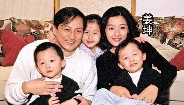 著名演員湯鎮業：二婚娶青島小妻子，我們是6個孩子的爸爸媽媽 娛樂八卦吃瓜 第5张