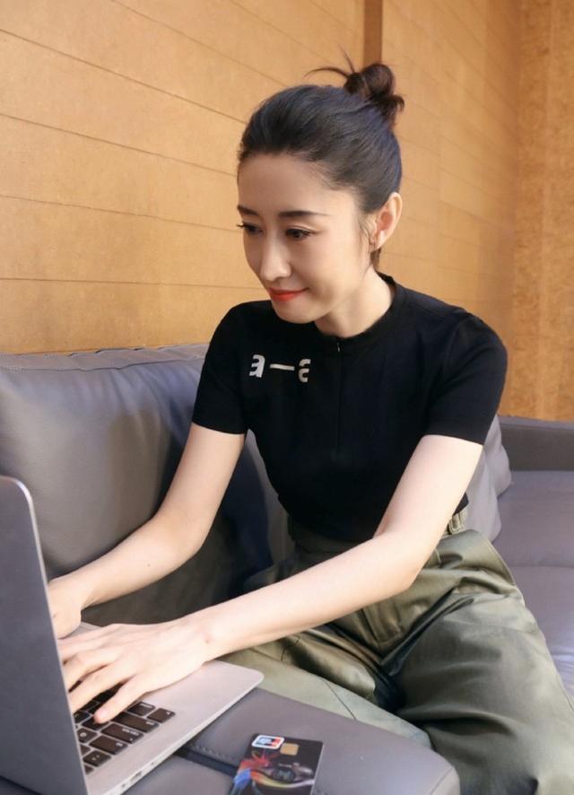 44歲劉敏濤難怪總演媽！素顏現身機場狀態略顯老，但身材依舊苗條 娛樂八卦吃瓜 第8张