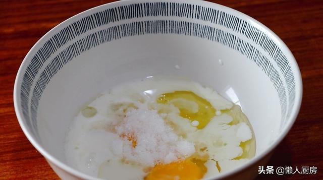 2個雞蛋，一勺麵粉，這是孩子最愛吃的美食，看得口水直流 熱愛美食 第4张