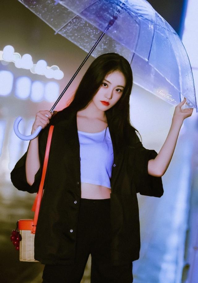 祝緒丹街拍另闢蹊徑！雨夜身穿白色露臍裝凹造型，效果驚艷出眾 娛樂八卦吃瓜 第3张