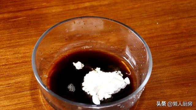 進入夏天，這盤菜我碰見就吃，1塊生薑，一隻雞，教你懶人的做法 熱愛美食 第4张