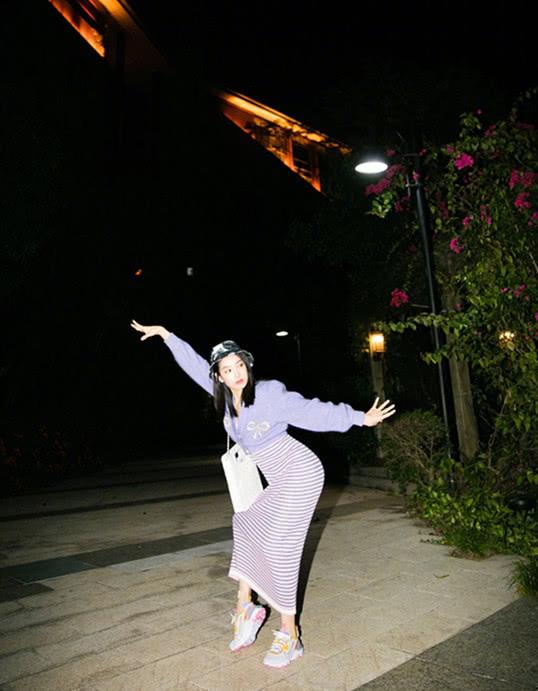 宋茜發布深夜街拍，紫色上衣搭配條紋連衣裙，顏色清新活潑甜美 娛樂八卦吃瓜 第2张