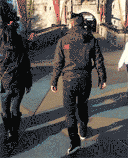 「哥們壓得胳膊都變色了，我要不要叫醒他？」看起來估計很酸爽吧 搞笑整蠱 第24张