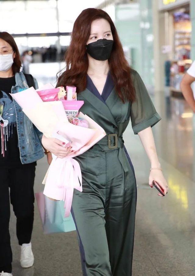 40歲張萌愛上女團風，身穿綠色連體衣扮酷走機場，好身材擋不住 娛樂八卦吃瓜 第1张