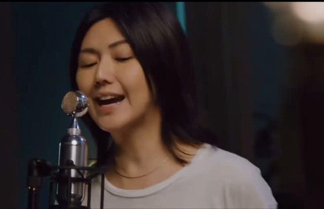 孫燕姿舉辦線上演唱會，清爽音線讓人著迷，穿白T配長褲打扮簡單 娛樂八卦吃瓜 第1张
