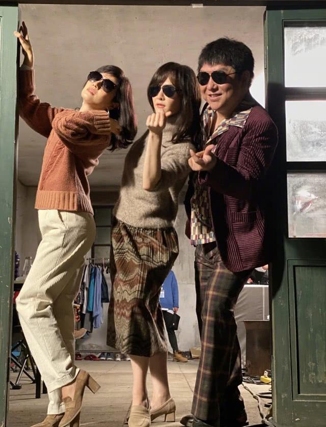馬伊琍現身機場，穿黑色寬松風衣配小腳運動褲，年輕態穿搭太逆齡 娛樂八卦吃瓜 第6张