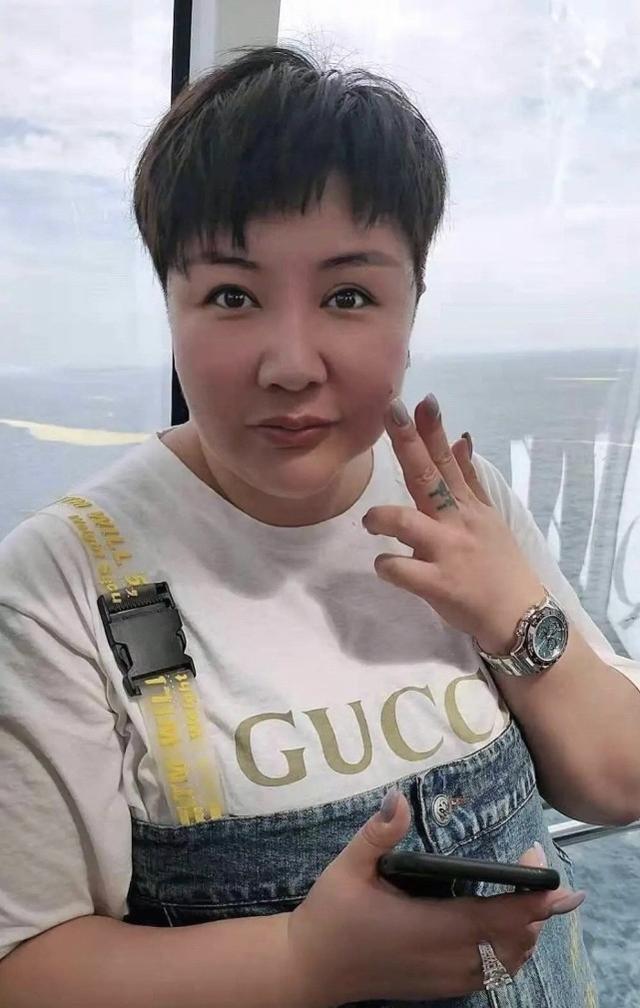 郭德綱老婆王惠慶祝生日，三口人坐c位，繼子郭麒麟卻站角落 娛樂八卦吃瓜 第5张