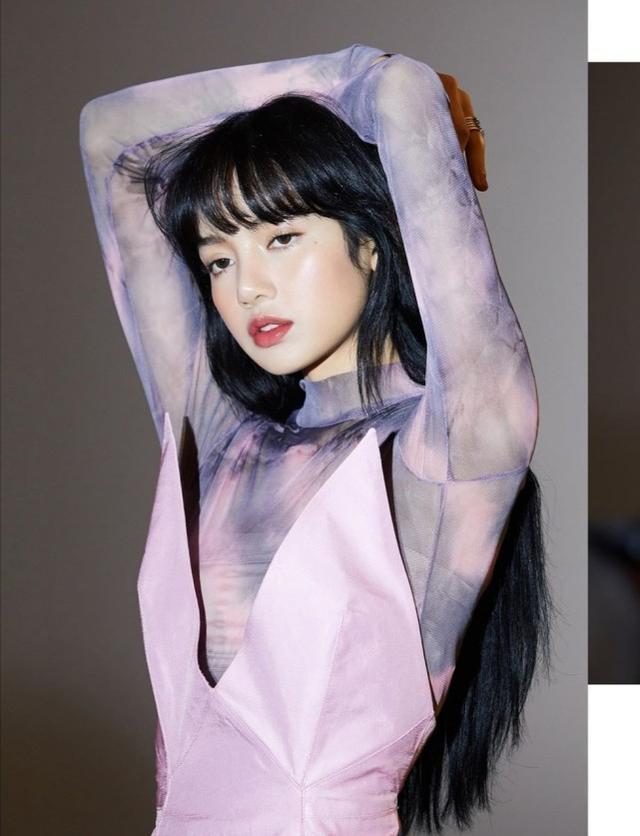 Lisa彩妝大片釋出，一襲夢幻紫色連衣裙，瞬間化身「人間芭比」 娛樂八卦吃瓜 第1张