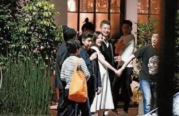 庾澄慶和妻子出街，59歲保養太年輕，和小14歲妻子看不出年齡差距 娛樂八卦吃瓜 第7张