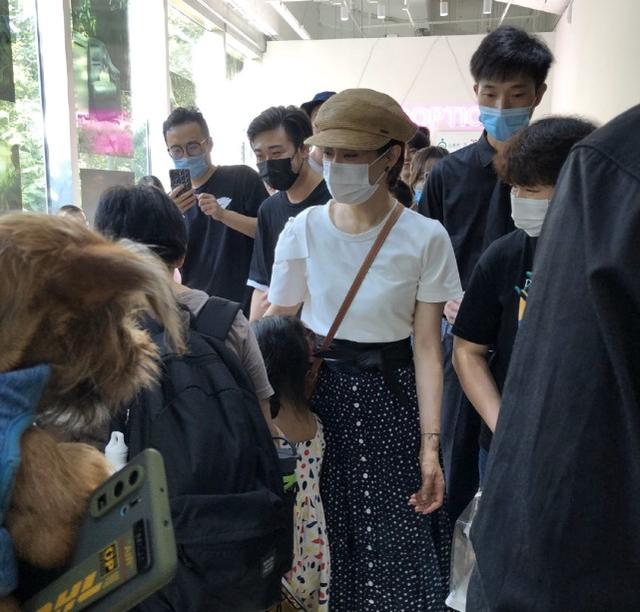 孫儷帶等等小花參加活動，孫儷長發更顯優雅氣質，孩子長大了不少 娛樂八卦吃瓜 第3张