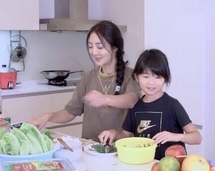 曹格女兒長大了！和媽媽一起下廚乖巧又聽話，褪去嬰兒肥更像爸爸 娛樂八卦吃瓜 第3张