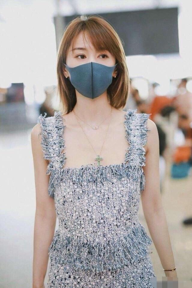 王子文現身機場！穿紫色墊肩T恤配超短褲，158穿出178超模範 娛樂八卦吃瓜 第6张