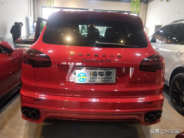情人节送女孩礼物迟到的情人节礼物，105万买辆红色的保时捷卡宴GTS送给媳妇当