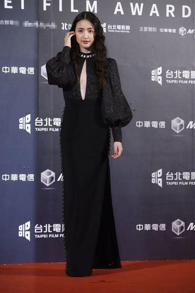 林依晨老了？穿黑色胸部開叉裙秀性感，泡麵中分卷發失敗略顯老氣 娛樂八卦吃瓜 第2张