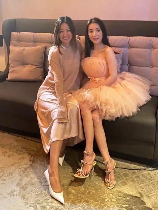 吳佩慈生完四胎後恢復速度快，同框天王嫂方媛參加聚會，不相上下 娛樂八卦吃瓜 第5张