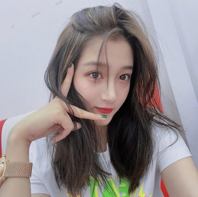 關曉彤曬美照，穿1750元T恤配41萬手錶，年紀輕輕穿搭就豪到不行 娛樂八卦吃瓜 第3张