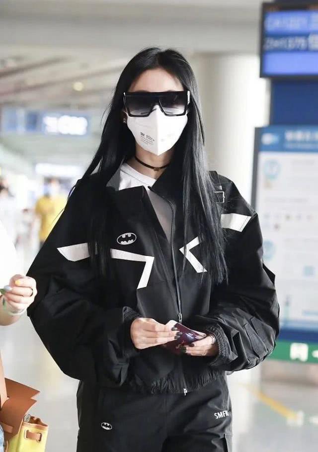 張天愛新造型走機場，全黑套裝酷美有型，長發披肩走貓步大顯身材 娛樂八卦吃瓜 第5张