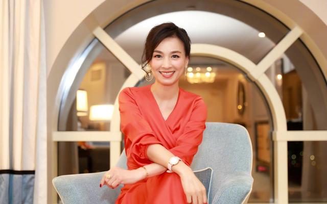 張庭51歲貌美如花，老公61歲卻像爹，瑜伽就是他爹凍齡秘籍 街拍正妹 第10张