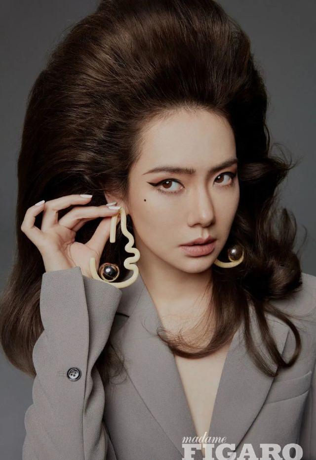 戚薇封面照出爐，復古爆炸頭酷勁十足，是「禿頭女孩」羨慕的發量 娛樂八卦吃瓜 第2张