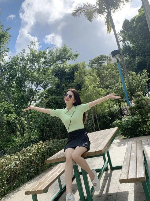 郭富城嬌妻方媛曬美照，穿蘋果綠色針織衫配短褲，一臉貴氣闊太相 娛樂八卦吃瓜 第2张
