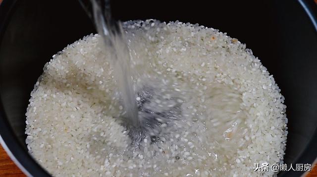 這是懶人燜飯的做法，大米里加一塊火鍋底料，打入3個雞蛋 熱愛美食 第4张