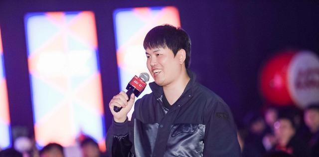 虎牙直播dota2区浅池网络主播,让网民禁不住感叹:这就是天