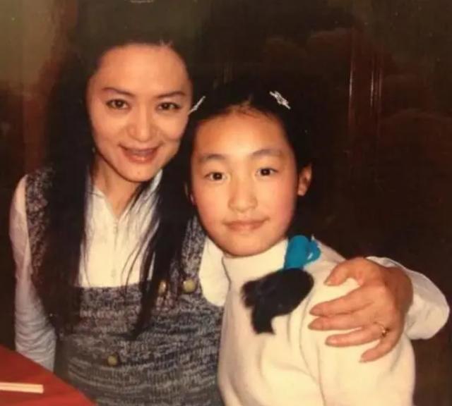 曾打敗韋唯毛阿敏，破產被親弟打成腦震盪，63歲歌後做保姆養女兒 娛樂八卦吃瓜 第6张