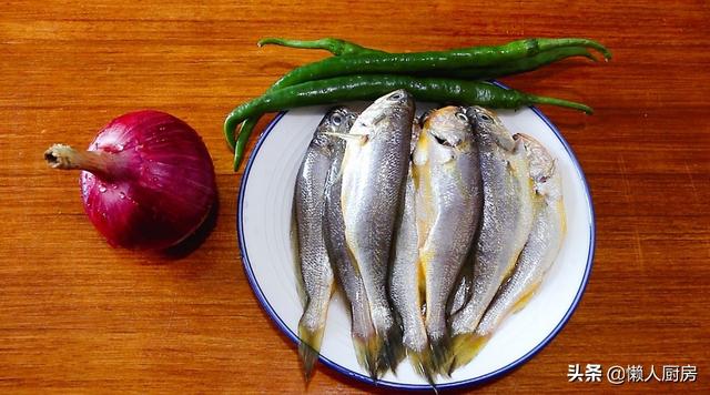 這魚我家隔天吃一次，鍋底放這些，不加水燉煮，魚肉鮮嫩 熱愛美食 第1张