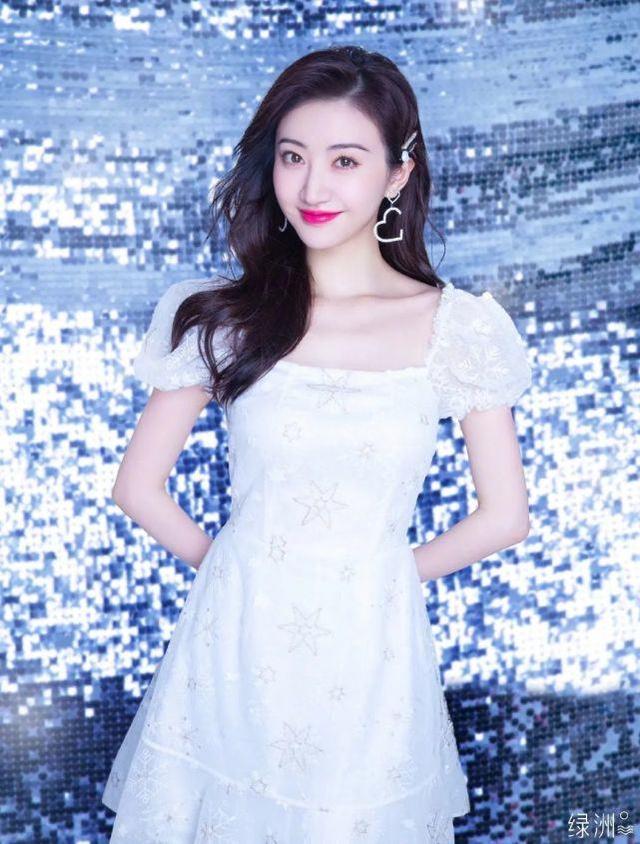 景甜直播顏值太美！穿白色雪花泡泡裙優雅靈動，你看了會心動嗎？ 娛樂八卦吃瓜 第1张